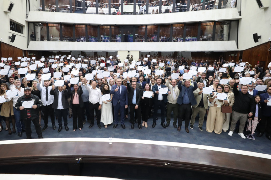 Solenidade lotou o Plenário da Assembleia Legislativa na noite desta terça-feira (25).