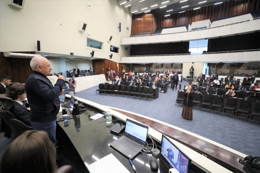 O presidente da Assembleia, deputado Ademar Traiano (PSD), cumprimentou os participantes da 5ª Edição do Parlamento Universitário na manhã desta quinta-feira (27).