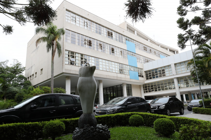 Laudo técnico aponta a necessidade de reparos urgentes em prédio administrativo da Assembleia Legislativa para a preservação do patrimônio público.