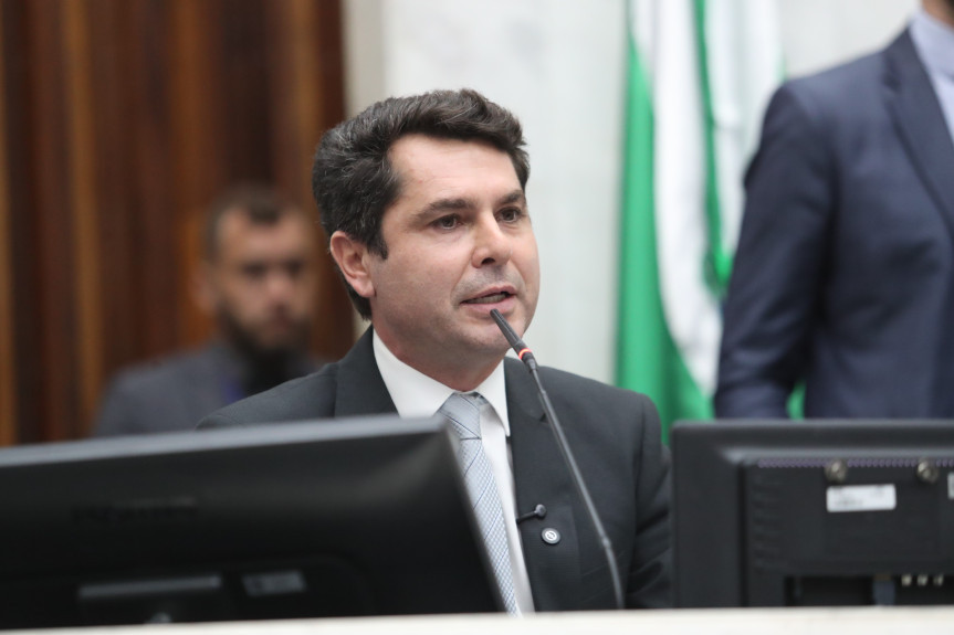 A decisão foi tomada após recorrentes pronunciamentos que, segundo o chefe do Poder Legislativo, deputado Alexandre Curi, prejudicam a imagem da Assembleia.