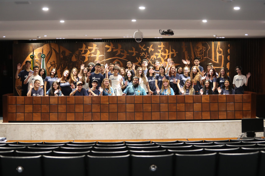 Alunos de Araucária conhecem mais sobre o funcionamento da Casa de Leis