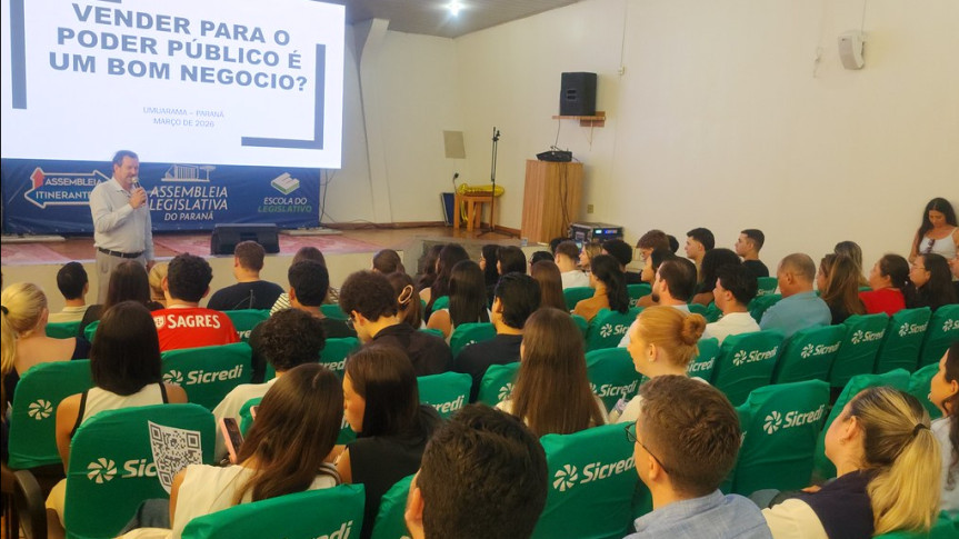 Palestra promovida pela Escola do Legislativo durante interiorização em Umuarama.
