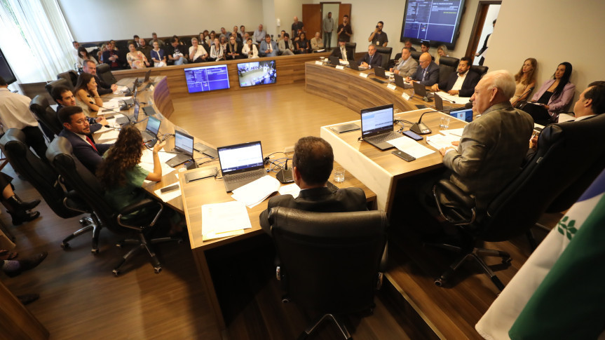 Reunião ocorreu no início da tarde desta terça-feira (10), no Auditório Legislativo.