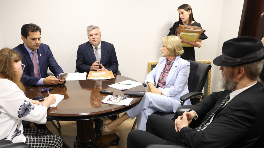 Reunião ocorreu após as sessões plenária desta terça-feira (3).
