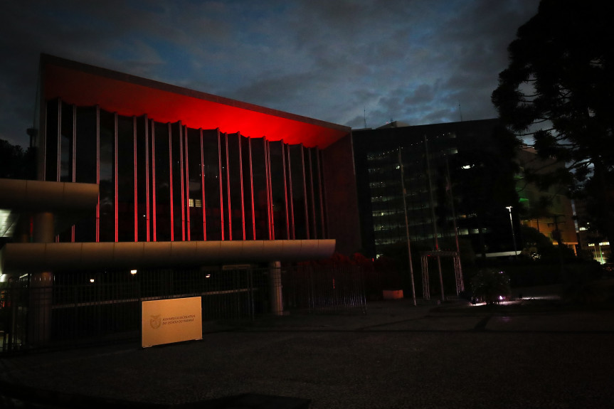A Assembleia Legislativa do Paraná ganha uma iluminação especial no Natal.