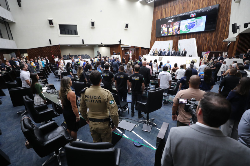 Solenidade ocorreu na noite desta segunda-feira (31), no Plenário da Assembleia Legislativa do Paraná.