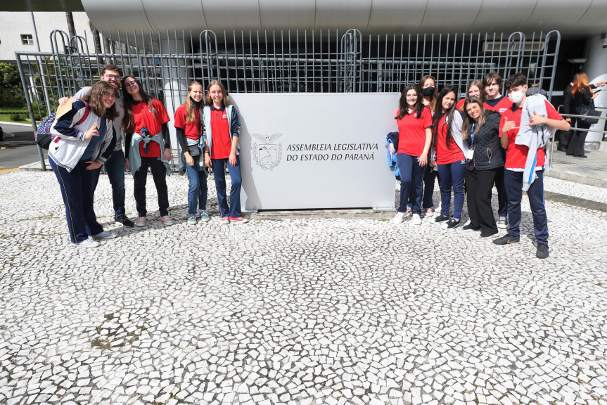 Alunos do Colégio Adventista Bom Retiro abrem a agenda de visitas à Assembleia Legislativa em 2022.