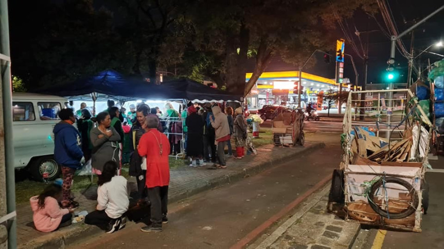 O projeto “Meu Amigo Carrinheiro – TUCA” da Sociedade Espiritualista Cruzeiro das Almas iniciou como uma ação para servir cachorros quentes e sucos aos carrinheiros.