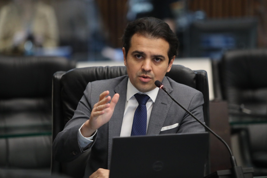 Na justificativa do projeto, o parlamentar destaca que as escolas têm um papel fundamental na formação de cidadãos responsáveis, corretos e éticos.