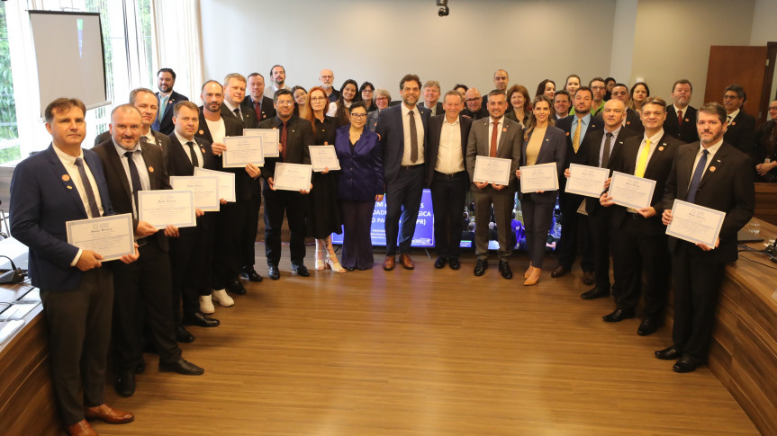 Solenidade ocorreu na manhã desta segunda-feira (24), no Auditório Legislativo.