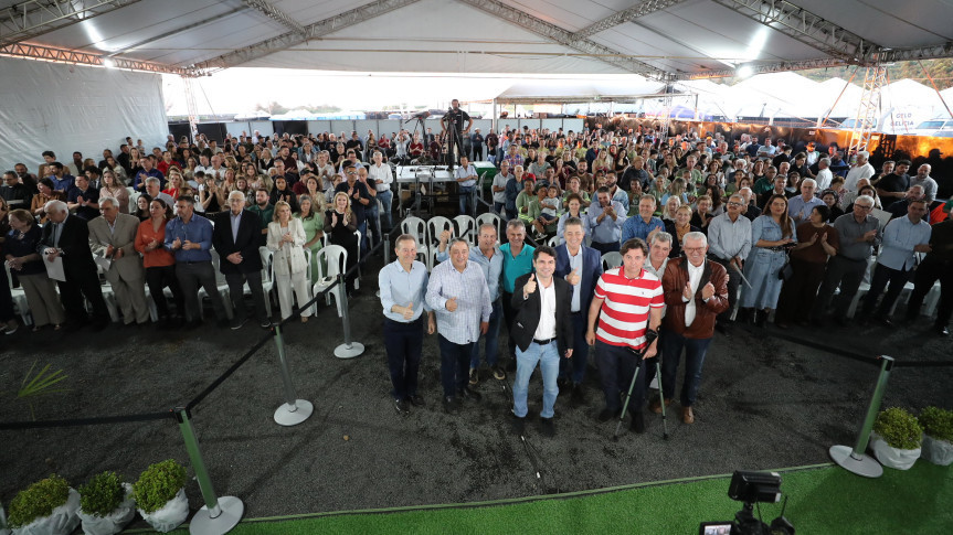 Parlamentares durante a sessão especial em Ibaiti
