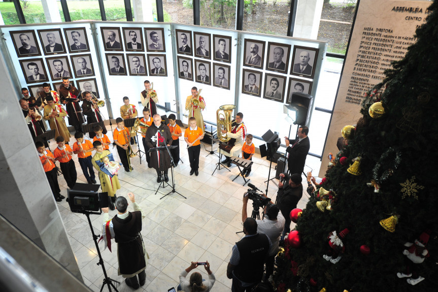 Congregação católica apresentou na Assembleia Legislativa, com um coral formado por jovens músicos, um ato em homenagem à festa máxima da cristandade.