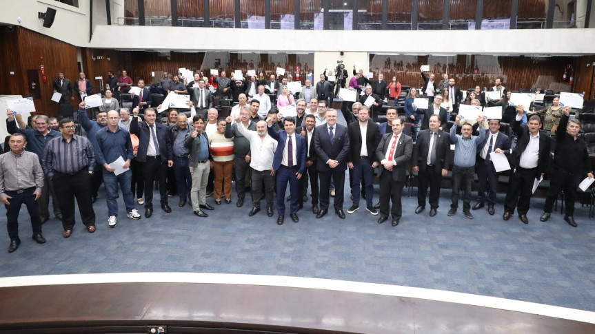 Solenidade ocorreu no Plenário da Casa, na noite desta segunda-feira (24).