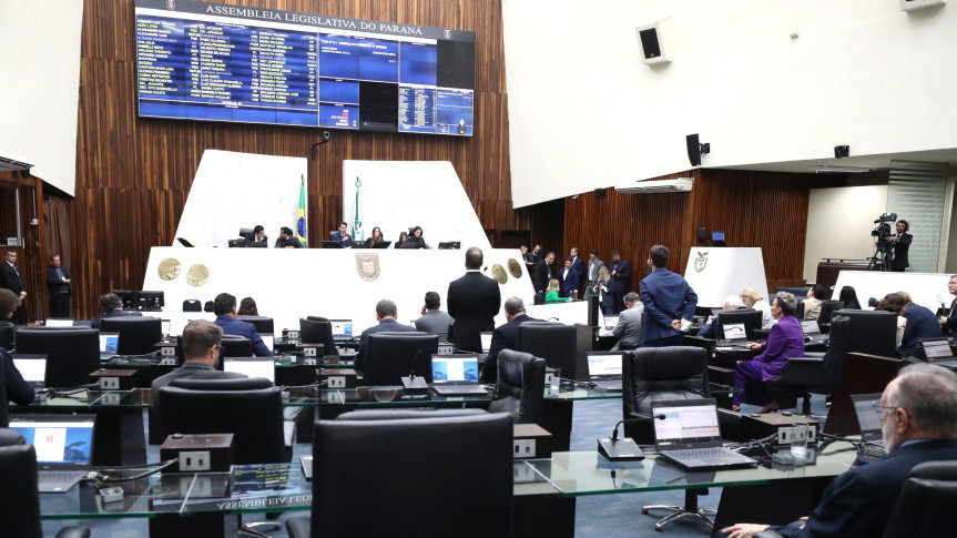 O texto foi aprovado em primeiro turno com 40 votos favoráveis e 7 contrários, recebeu emendas na sessão antecipada e retorna para análise da Comissão de Constituição e Justiça (CCJ).