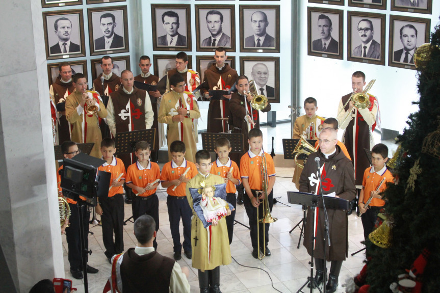 Congregação católica apresentou na Assembleia Legislativa, com um coral formado por jovens músicos, um ato em homenagem à festa máxima da cristandade.