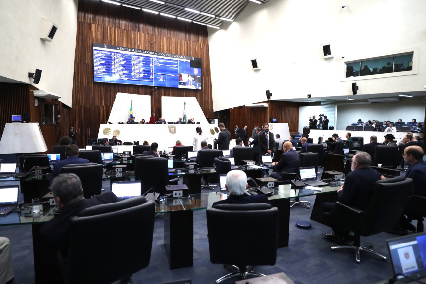 Nesta segunda-feira (1º) foram realizadas duas sessões plenárias, sendo uma ordinária e outra extraordinária.
