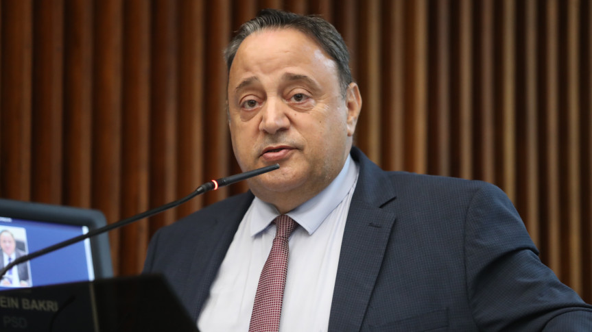 O deputado Hussein Bakri (PSD) é autor Lei estadual nº 18.624/2015, que instituiu o “Maio Amarelo” no Paraná.