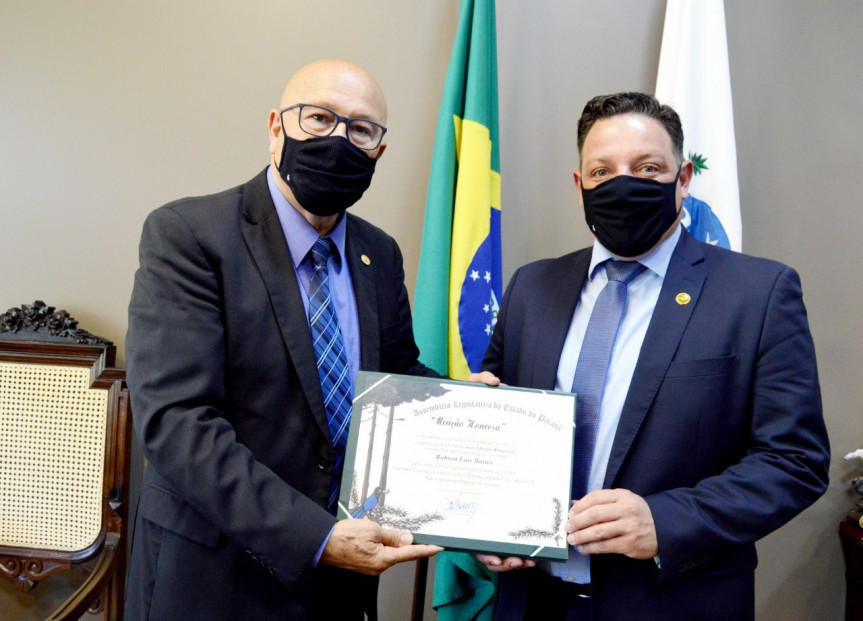 Deputado Luiz Claudio Romanelli entrega homenagem da Assembleia ao superintendente do Incra no Paraná, Robson Luiz Bastos.