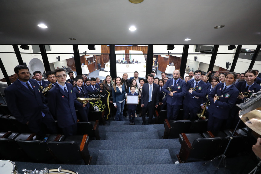 Homenagem foi entregue pela 2ª secretária, deputada Maria Victoria (PP), e pelo presidente, deputado Alexandre Curi (PSD).
