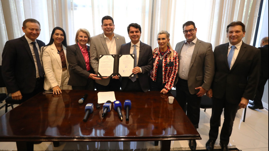 Promulgação do Código de Ética e Decoro Parlamentar da Assembleia Legislativa do Paraná ocorreu no início da tarde desta segunda-feira (22), no Salão Nobre.