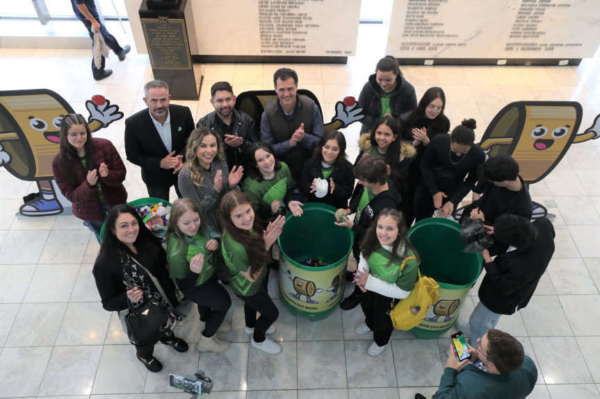 A política de abertura das portas para a população é prática permanente da Assembleia Legislativa do Paraná com as visitas guiadas.