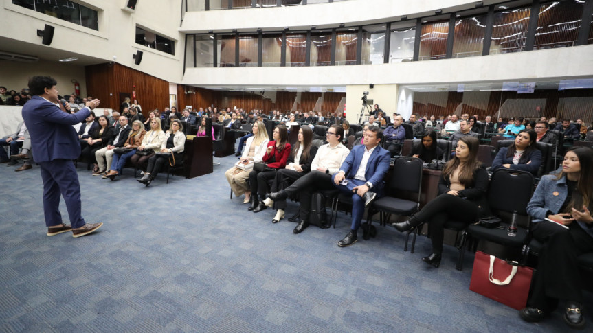 palestrante Adriano Subirá, auditor-fiscal da Receita Federal e consultor do FMI em Administração Tributária, falou sobre as mudanças no Sistema Tributário Brasileiro promovidas pela reforma, com ênfase nos municípios.