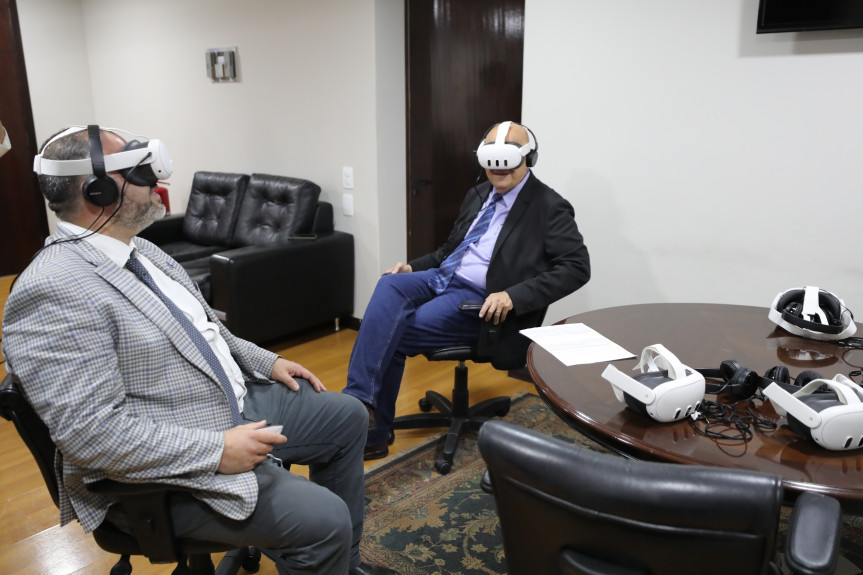 Os deputados puderam testar otour em 360 graus por todos os espaços do Poder Legislativo, proporcionando uma experiência imersiva e inédita por meio dos óculos de realidade virtual.