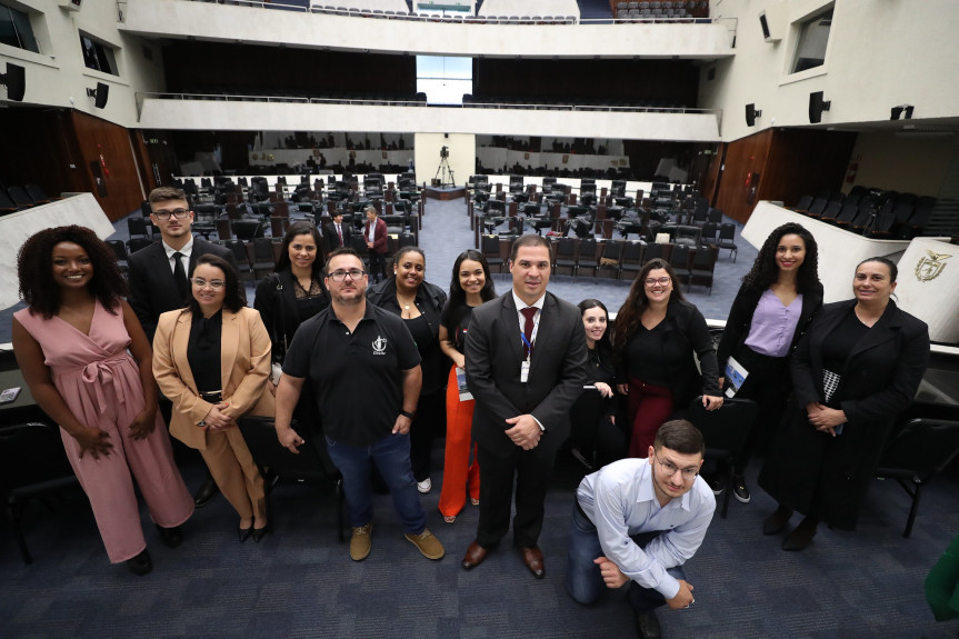 Alunos conheceram o Plenário da Casa.