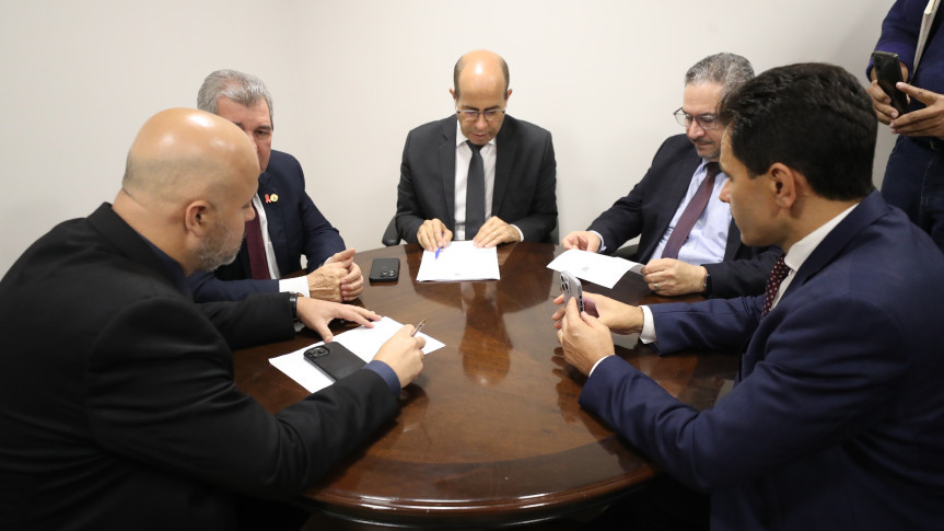 Reunião ocorreu após as sessões plenárias desta terça-feira (9).