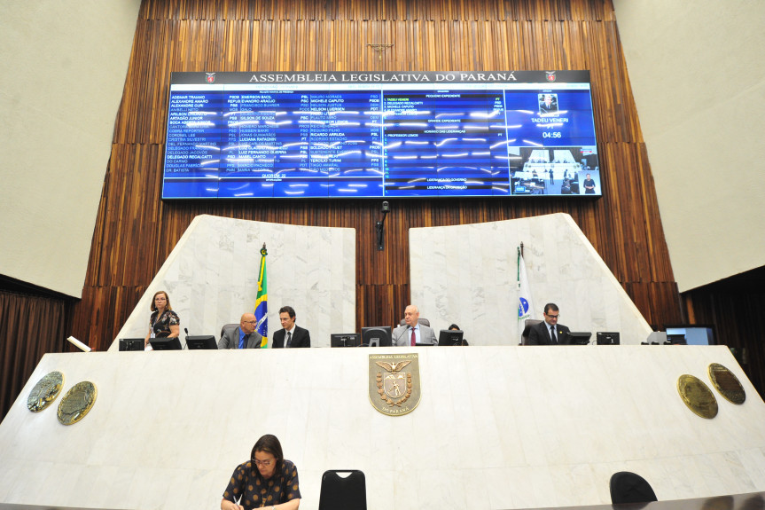 Sessão plenária desta segunda-feira (18).