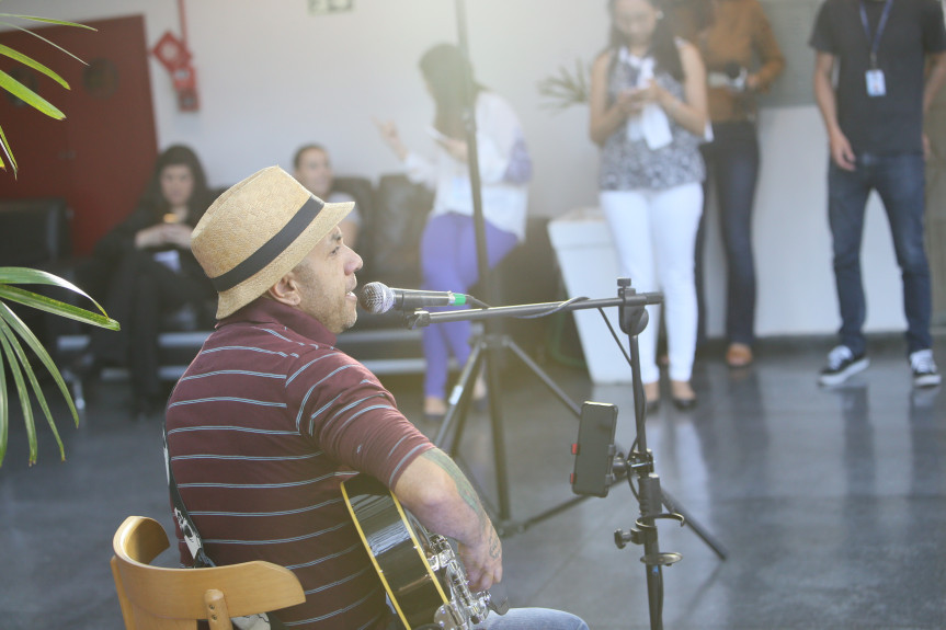 Ciro executou, com voz e guitarra, canções de artistas como Cazuza, Frejat e Leoni.