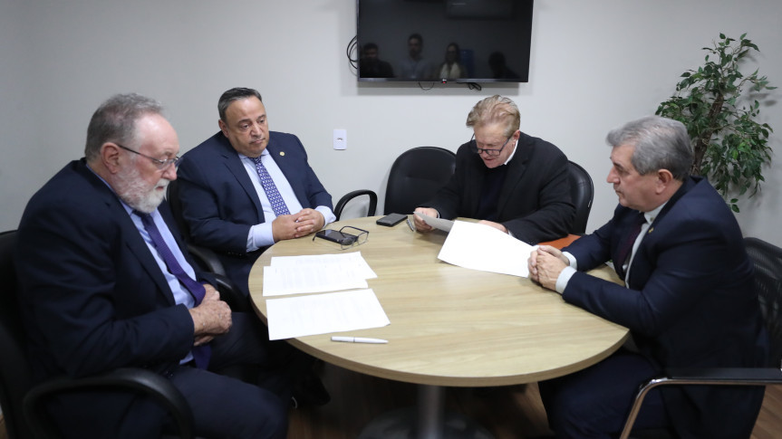 Comissão de Saúde reuniu-se após as sessões plenárias desta segunda-feira (30).