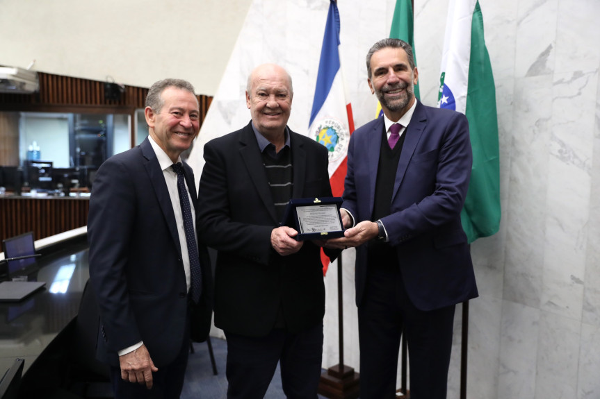 O fotojornalista Orlando Kissner (centro), da Diretoria de Comunicação da Assembleia, recebeu uma homenagem da Itaipu nesta quarta-feira.