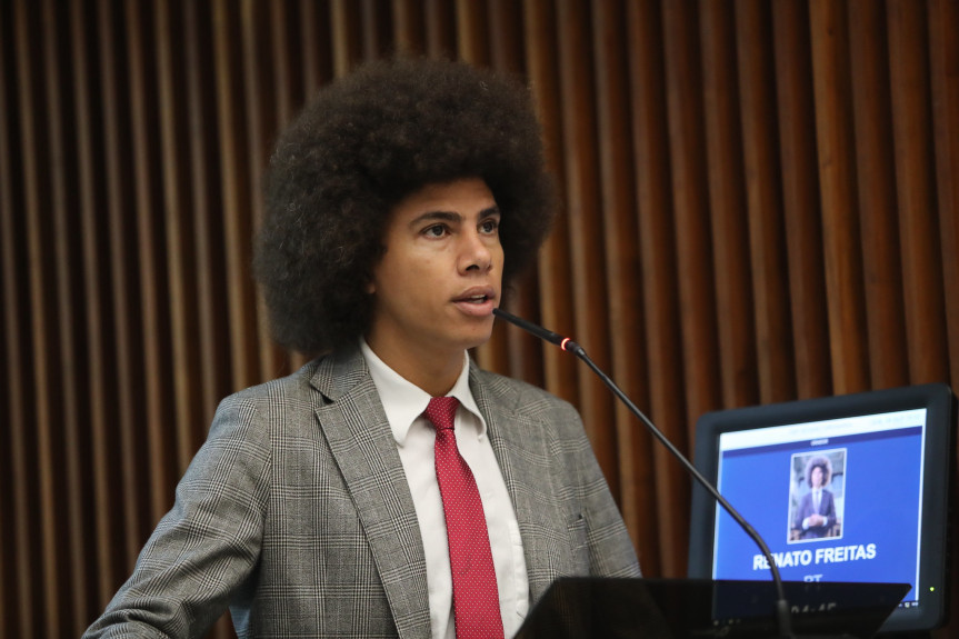 O deputado Renato Freitas (PT) assina a proposição ao lado do deputado Goura (PDT): "Se faz necessário aliar o desenvolvimento ambiental, econômico e social dos espaços urbanos com a realidade que essa população está inserida, por meio de práticas de produção alimentícia”, afirma Freitas.