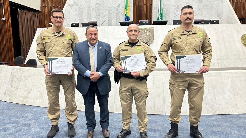 Homenagem ocorreu nesta segunda-feira (19) no plenário da Assembleia Legislativa do Paraná.