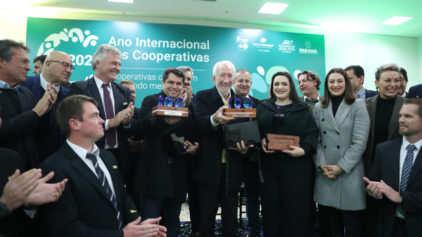 Entrega de homenagem aos 100 anos da Cooperativa Frísia.