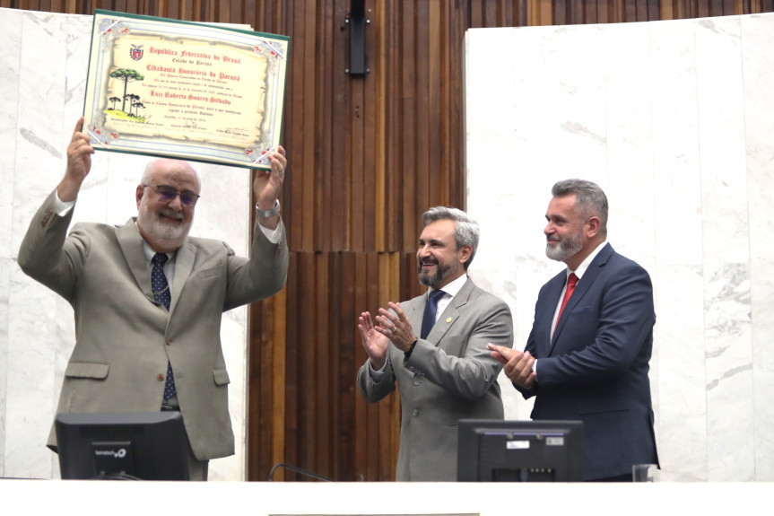 Solenidade ocorreu na noite desta terça-feira (7), no Plenário da Assembleia Legislativa do Paraná.