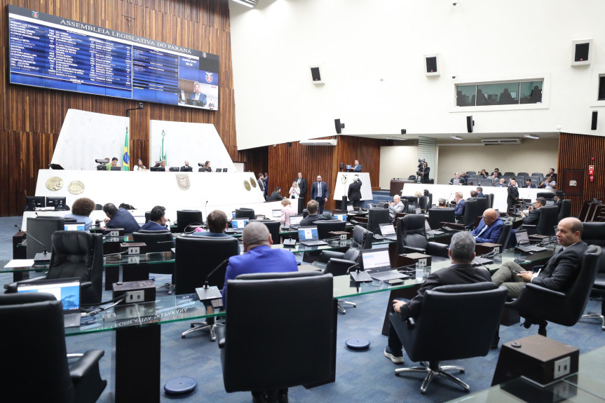 A ordem do dia da sessão plenária de segunda-feira (10) conta com oito itens.