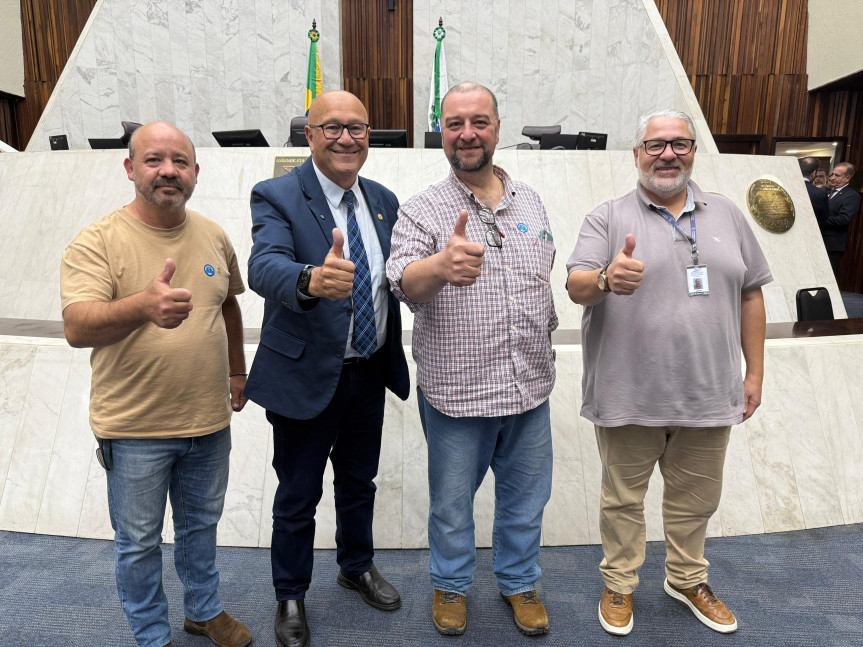 Deputado Romanelli com representantes da categoria.