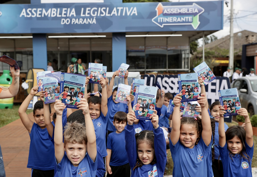 Ao longo de toda esta quarta-feira (10), estudantes, lideranças e representantes da sociedade civil organizada estiveram no estande do Legislativo na Expoingá.