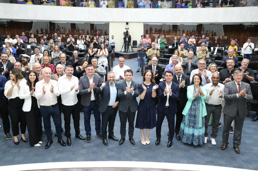 Solenidade ocorreu na noite desta segunda-feira (17), no Plenário da Assembleia Legislativa do Paraná.