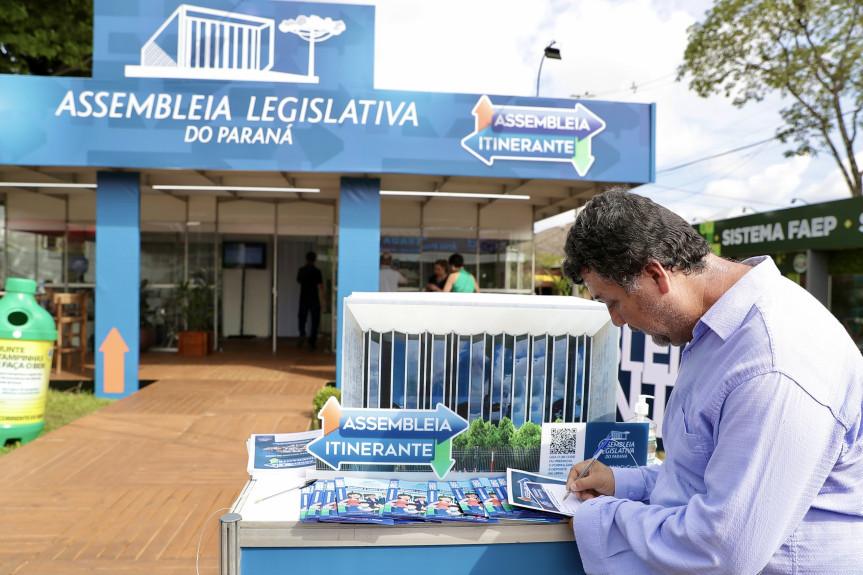 Ao longo de toda esta quarta-feira (10), estudantes, lideranças e representantes da sociedade civil organizada estiveram no estande do Legislativo na Expoingá.