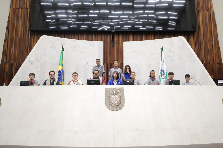 Estudantes de Campina Grande do Sul visitam a Assembleia