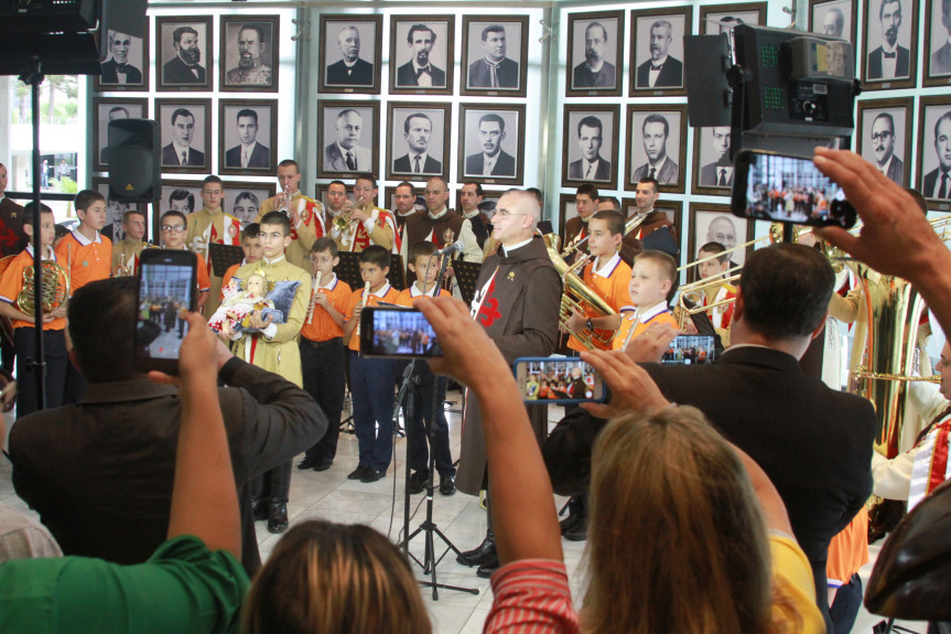 Congregação católica apresentou na Assembleia Legislativa, com um coral formado por jovens músicos, um ato em homenagem à festa máxima da cristandade.