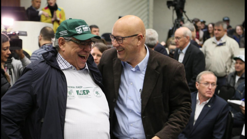 Deputado Luiz Claudio Romanelli (PSB) com o presidente da Faep, Ágide Meneguette, em evento realizado na Assembleia Legislativa em 2019.