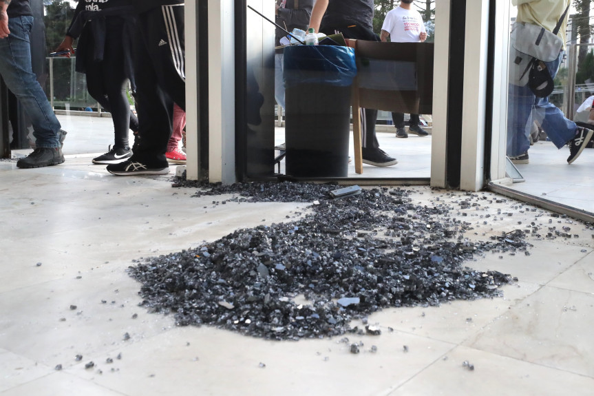 Em levantamento prévio, constatou-se a quebra de vidros e portas de acesso para o Plenário, o arrombamento do portão principal de entrada e depredação de cadeiras nas galerias.