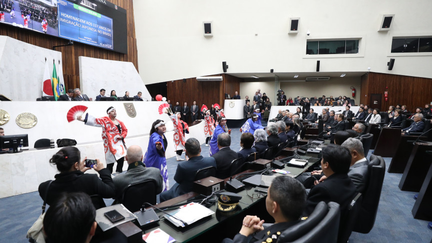 Solenidade ocorreu na noite desta segunda-feira (16), no Plenário da Assembleia Legislativa do Paraná.