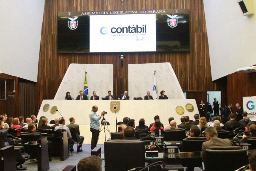 Sessão solene em homenagem aos Empresários Contábeis Paranaenses.