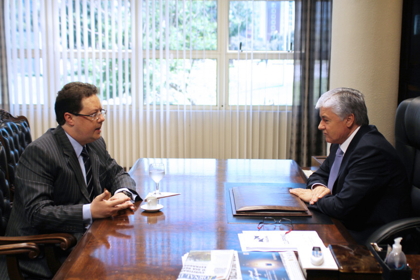 Presidente da Assembleia Legislativa, deputado Valdir Rossoni (PSDB), recebe o presidente eleito da Ordem dos Advogados do Brasil – seção Paraná, Juliano Breda.
