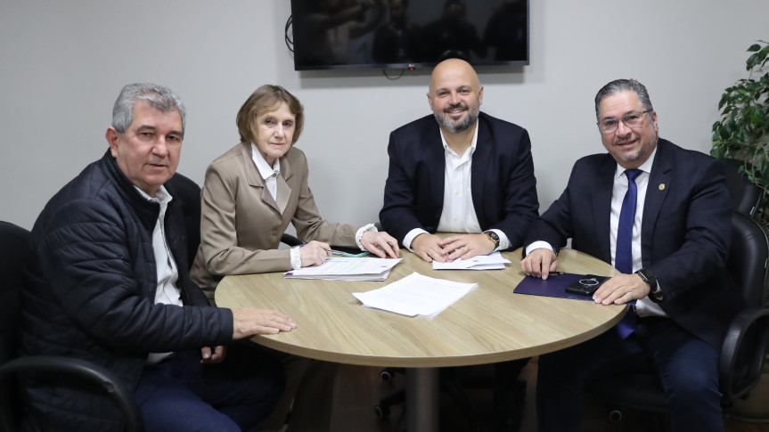 Reunião ocorreu no início da tarde desta segunda-feira (15).
